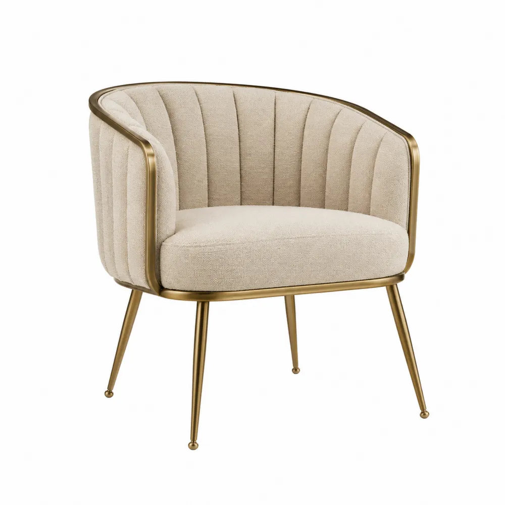 Poltrona in tessuto beige con struttura in metallo dorato